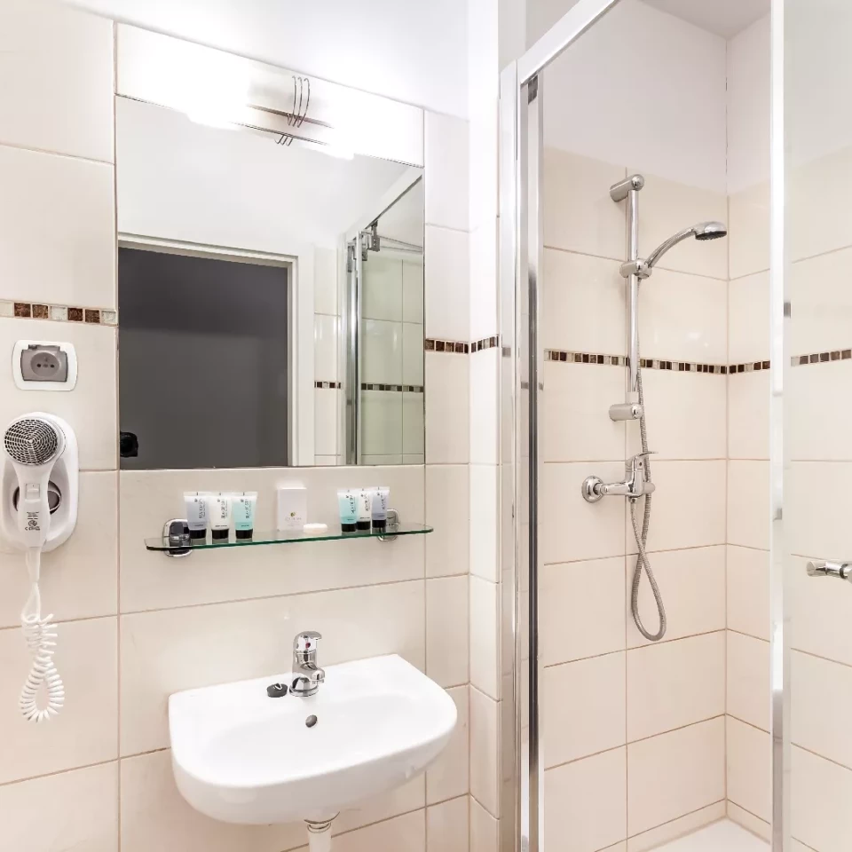 bathroom-twin-double-room